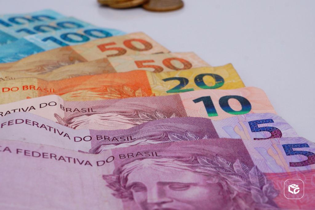 Notas de Real brasileiro em diferentes valores: 100, 50, 20, 10 e 5 reais.