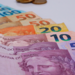Notas de Real brasileiro em diferentes valores: 100, 50, 20, 10 e 5 reais.