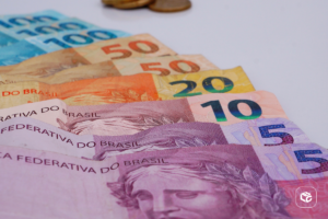 Notas de Real brasileiro em diferentes valores: 100, 50, 20, 10 e 5 reais.