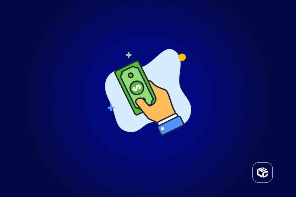Ilustração em estilo flat mostrando uma mão com punho de camisa azul segurando uma cédula verde. Ao fundo há uma forma abstrata clara e pequenos elementos decorativos nas cores verde, azul e amarelo. O fundo é azul escuro uniforme. No canto inferior direito aparece um logotipo branco dentro de um quadrado de cantos arredondados. A imagem representa pagamento, recebimento de dinheiro ou transação financeira.
